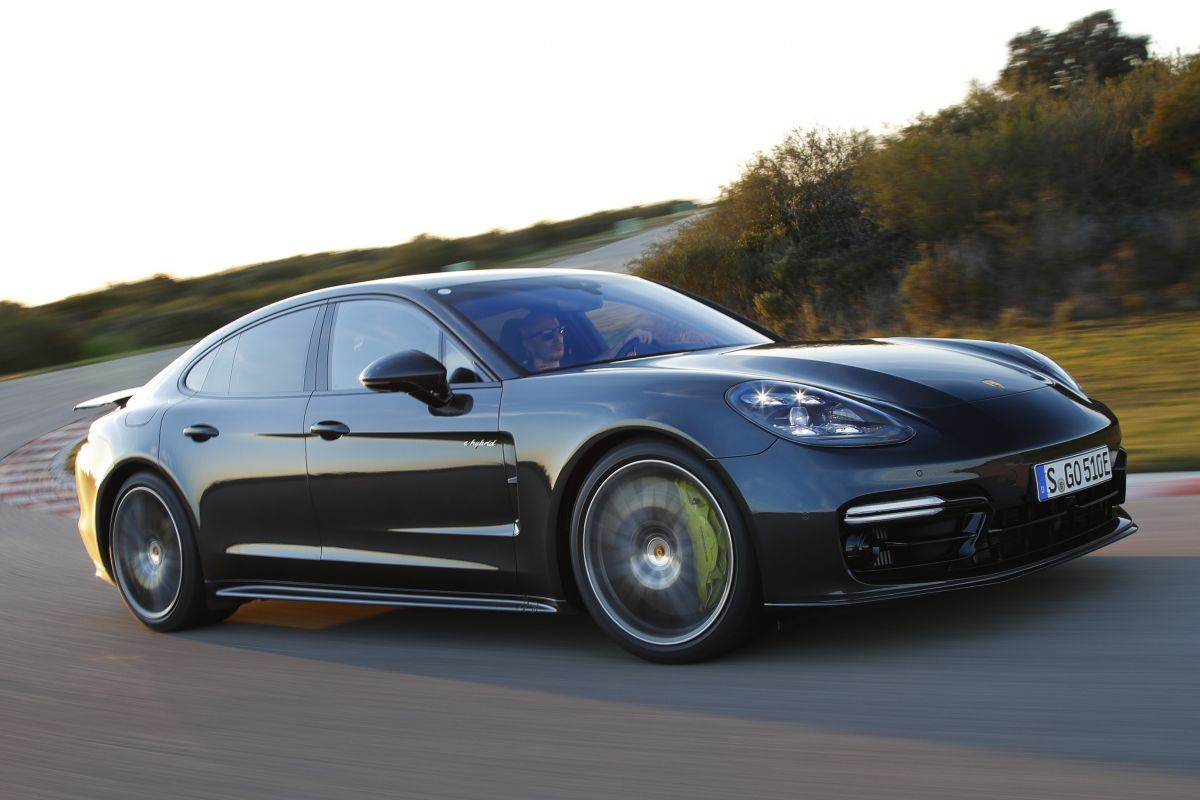 Porsche Panamera S-Hybrid charging cable