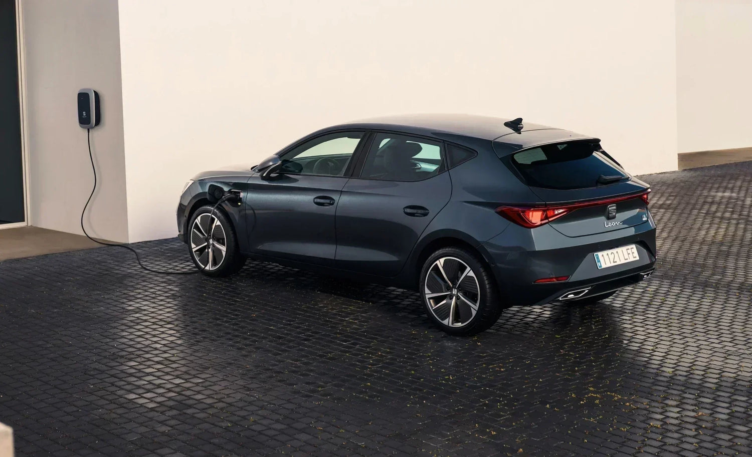 SEAT Leon PHEV charging cable